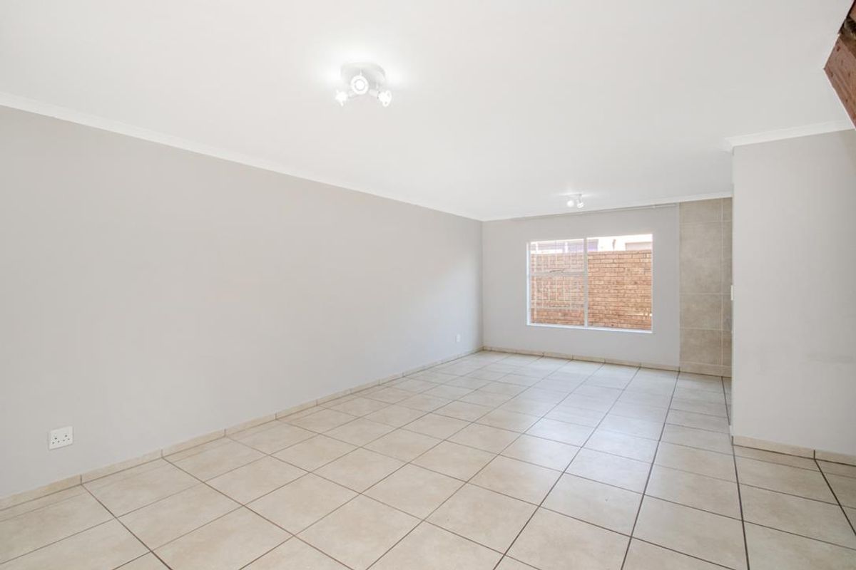 Neat 3 bedroom 2.5 bathroom home for sale in Honeydew Manor - Photo 4