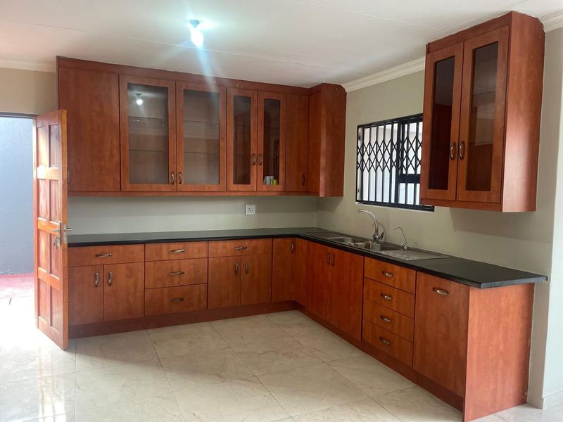 NEWLY RENOVATED HOME!!!! - Photo 10