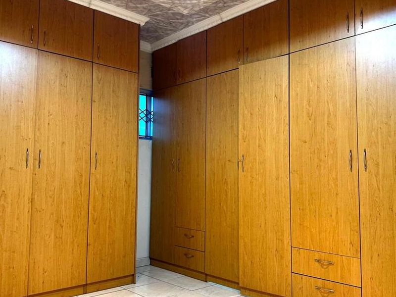 Expansive 5-Bedroom Home with Luxury Ensuites & Entertainer’s Appeal - Photo 7