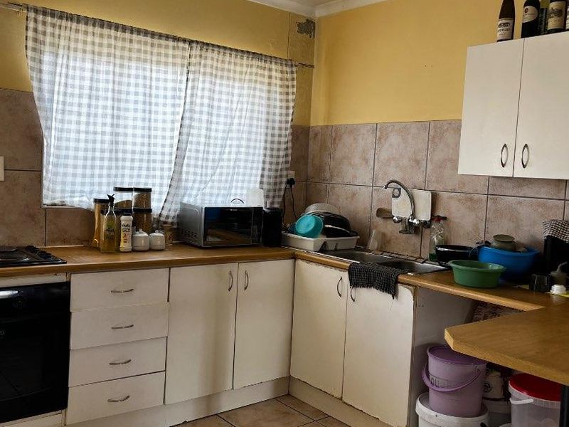 Upstairs Corner 2-Bed Flat — Wanaheda | N$650,000 (N$50,000 Below Valuation). - Photo 2