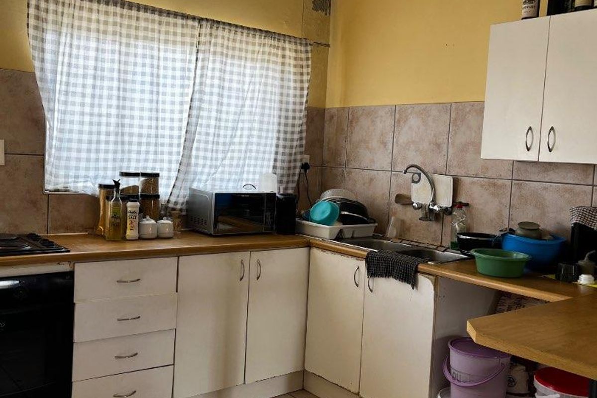 Upstairs Corner 2-Bed Flat — Wanaheda | N$650,000 (N$50,000 Below Valuation). - Photo 2