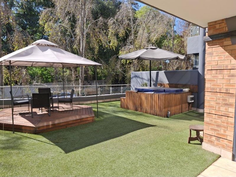 A BEAUTIFULLY FURNISHED TWO BEDROOM GARDEN APARTMENT - Photo 3