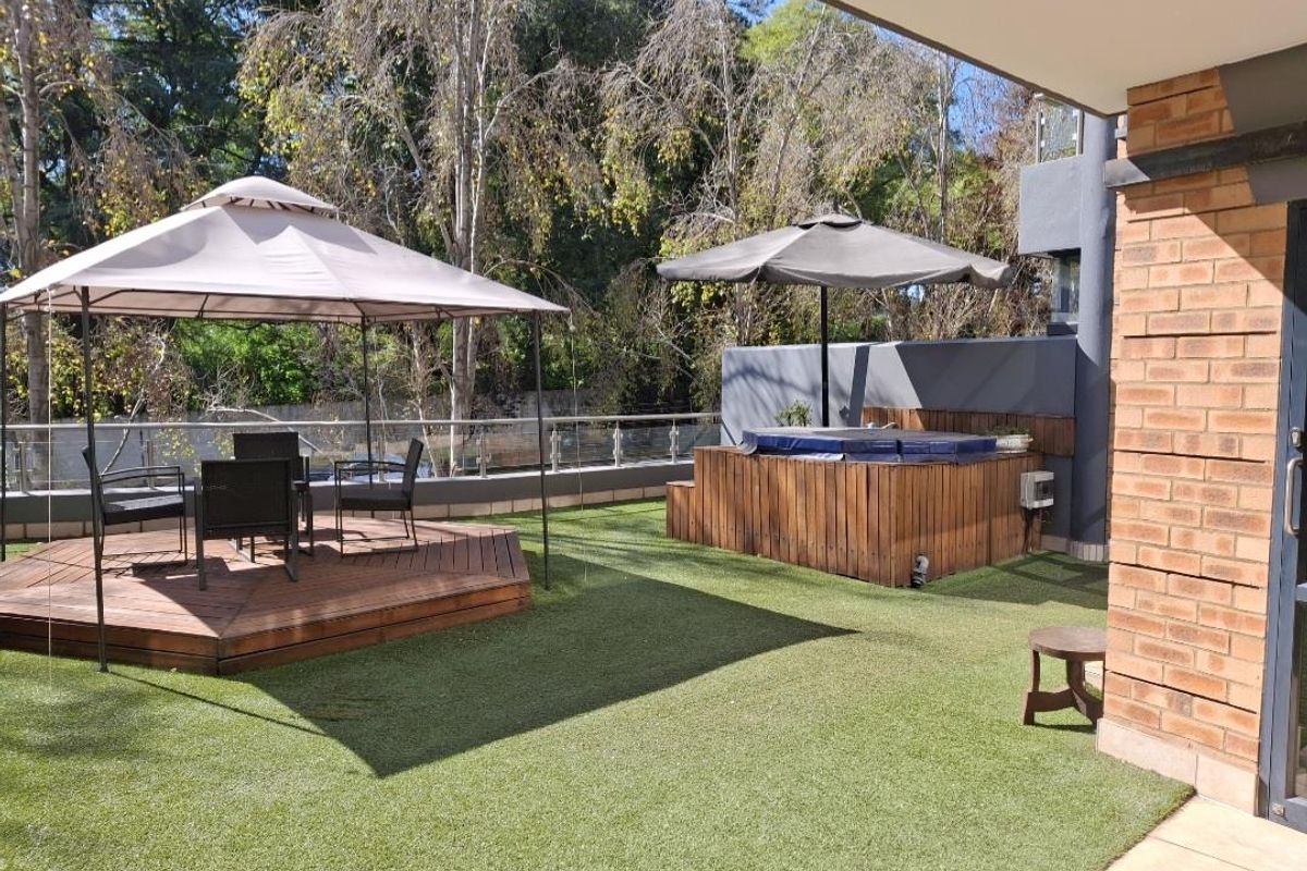 A BEAUTIFULLY FURNISHED TWO BEDROOM GARDEN APARTMENT - Photo 3