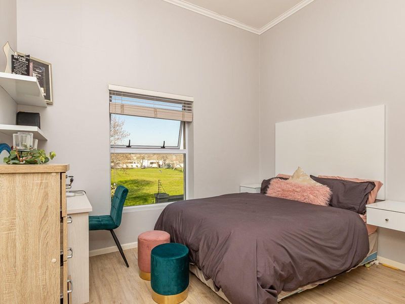 Modern 2-Bedroom Apartment in the Heart of Claremont, Cape Town - Photo 10