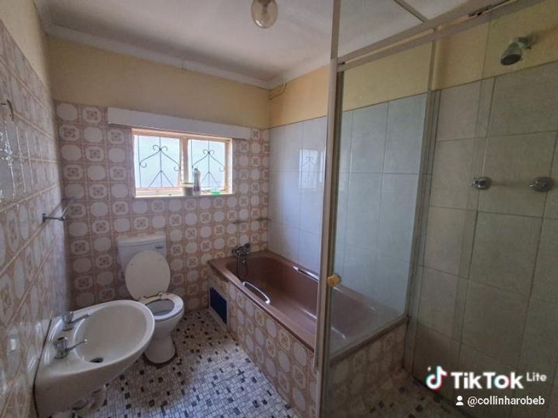 FOR SALE Spacious 4 Bedroom Home in Katutura. - Photo 10