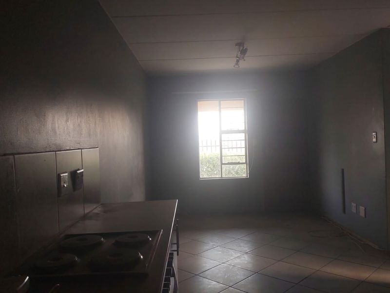 Spacious 2-Bed Ground Floor Unit in Secure Tinderwood Village - Photo 3
