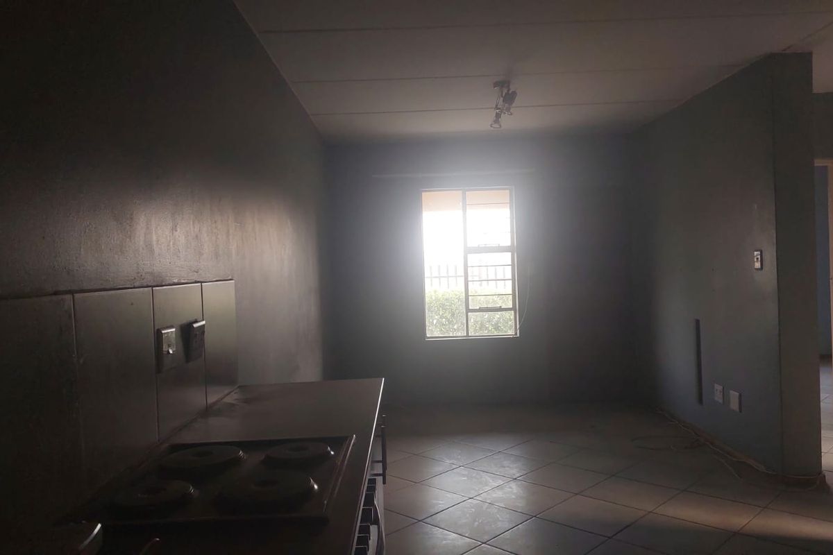 Spacious 2-Bed Ground Floor Unit in Secure Tinderwood Village - Photo 3