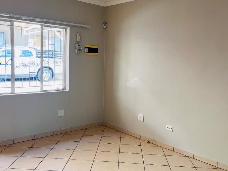 2 Bedroom Flat for Sale | Pionierspark | N$1,250,000 - Photo 3