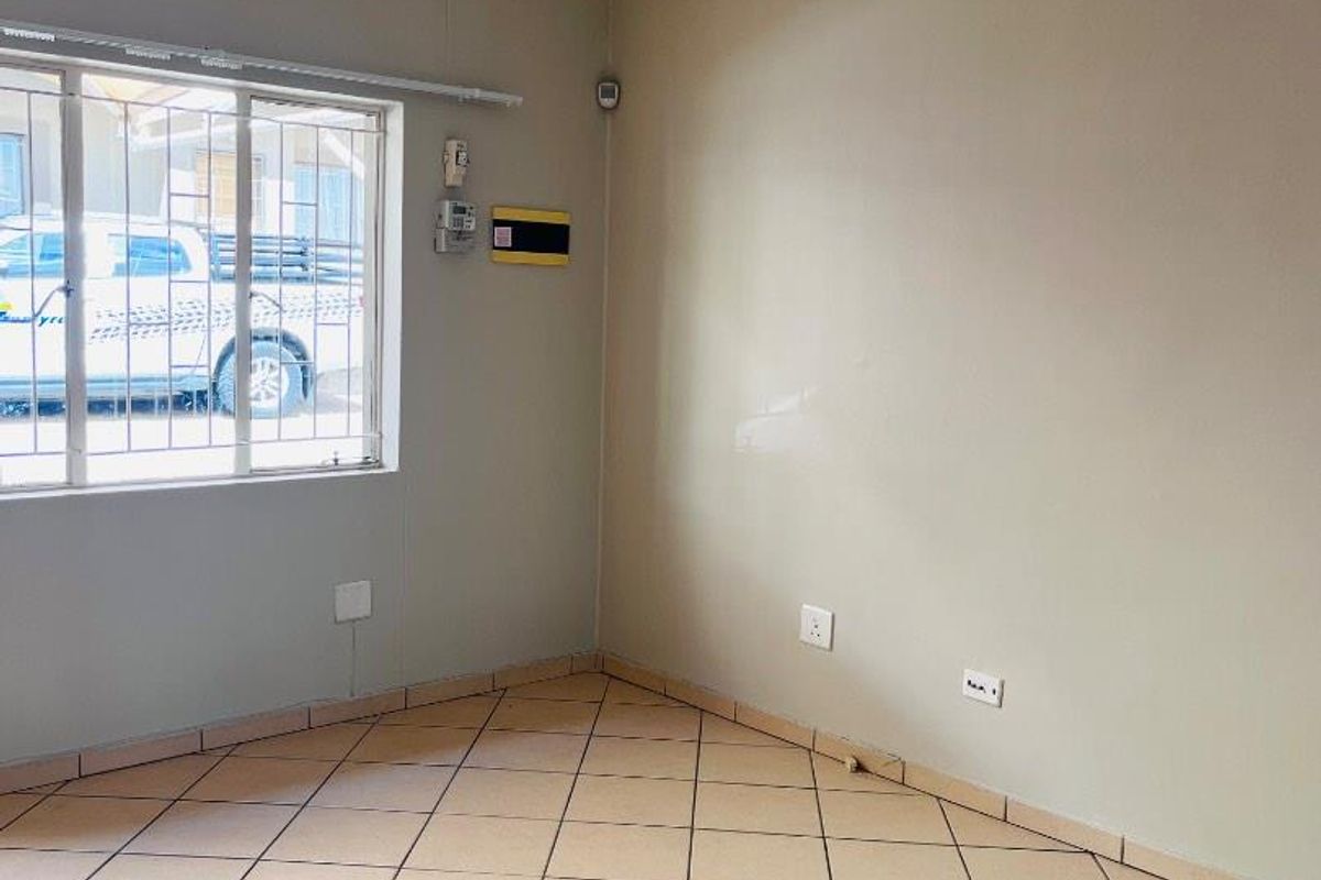 2 Bedroom Flat for Sale | Pionierspark | N$1,250,000 - Photo 3
