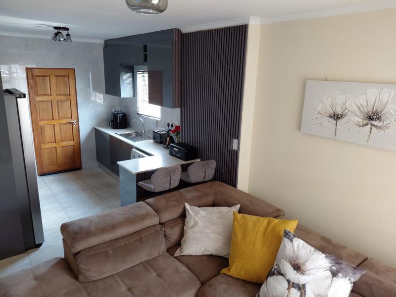 Elegant 3-Bedroom Family Home in the Heart of Dawn Park - Photo 5