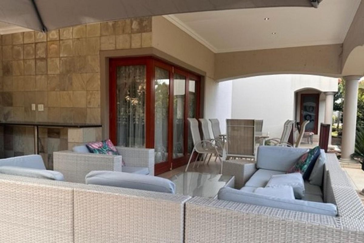 6 BEDROOM HOUSE IN A SECURE ESTATE - Photo 2