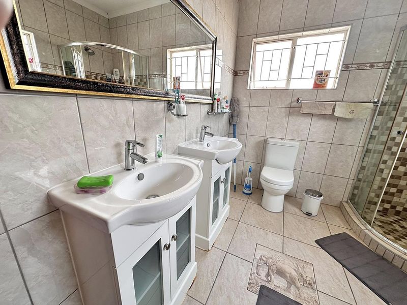 Beautiful,Neat and Spacious House - Photo 10