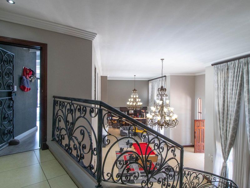 Luxury Oasis: Entertainer's Dream Awaits! - Photo 5