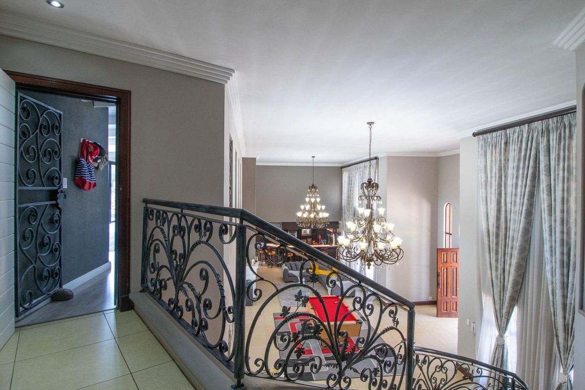 Luxury Oasis: Entertainer's Dream Awaits! - Photo 5