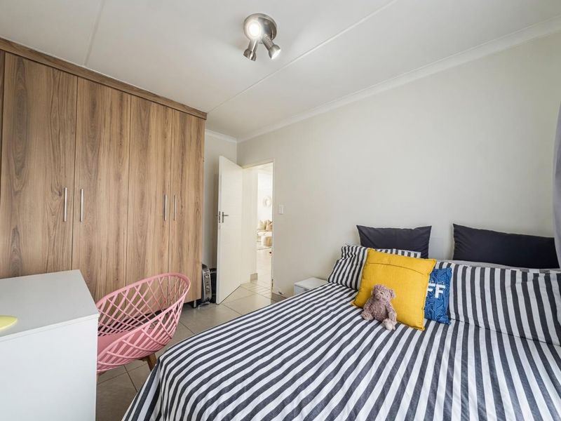GORGEOUS 3 BEDROOM GROUND FLOOR UNIT FOR SALE IN FOUNDERS HILL!!! - Photo 9