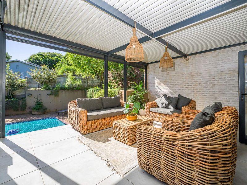 Spacious 6 Bedroom Family Home | Triple Garage | Solar Backup | Potential for 2 Flatlets | La Lucia - Photo 2