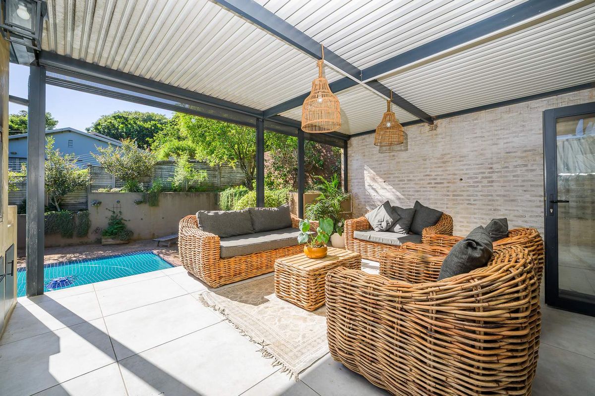 Spacious 6 Bedroom Family Home | Triple Garage | Solar Backup | Potential for 2 Flatlets | La Lucia - Photo 2