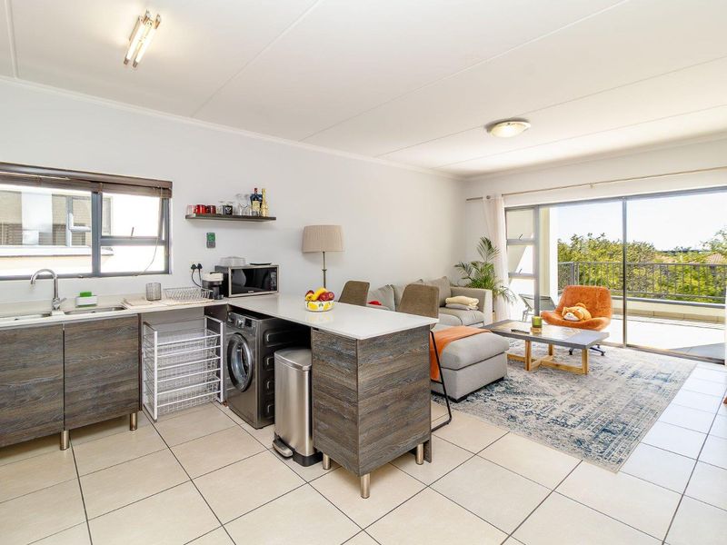 Pristine Two Bedroom Apartment! - Photo 3