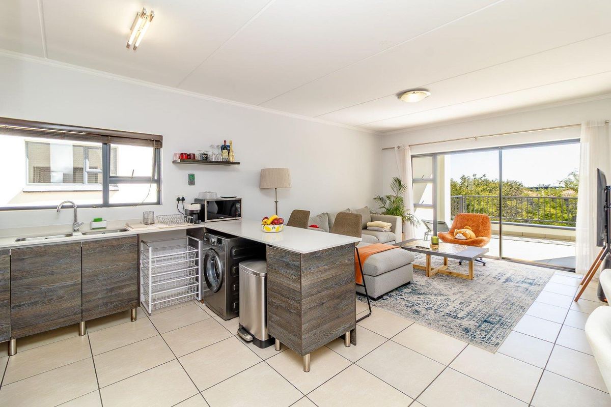 Pristine Two Bedroom Apartment! - Photo 3