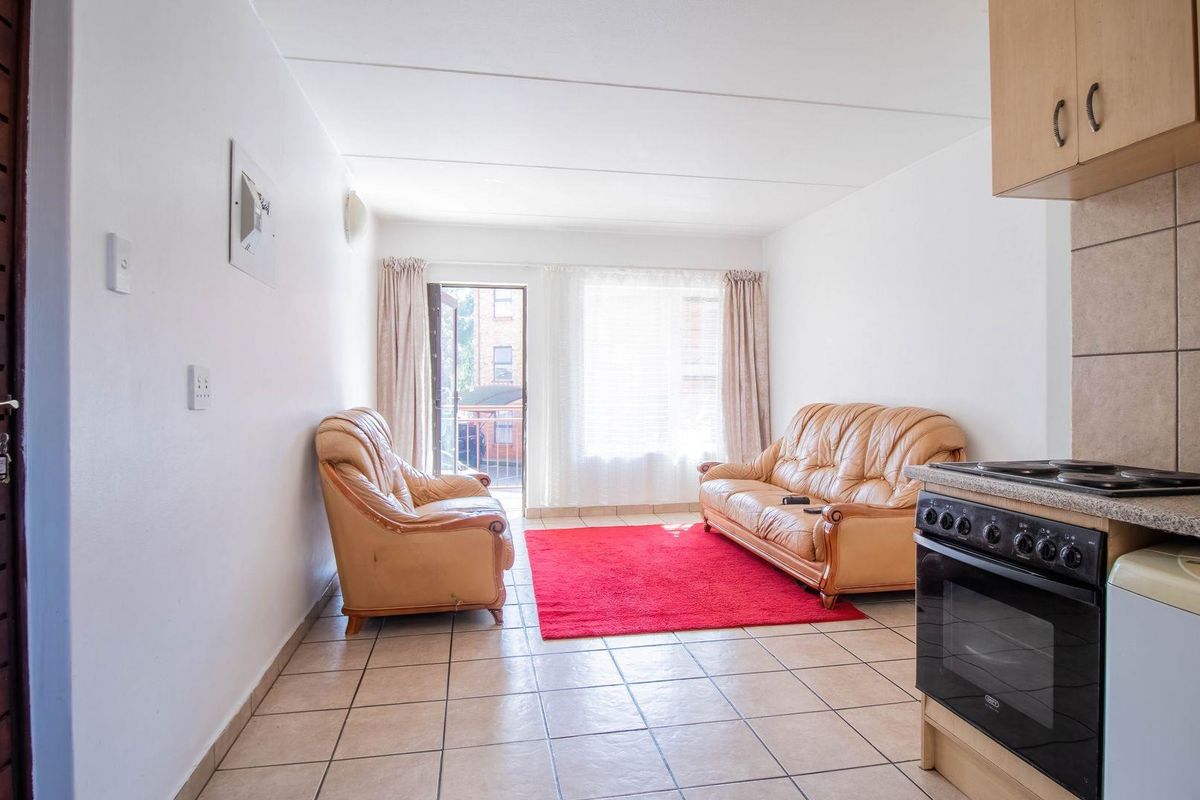 Beautiful Two bedroom apartment in a security complex - Photo 4