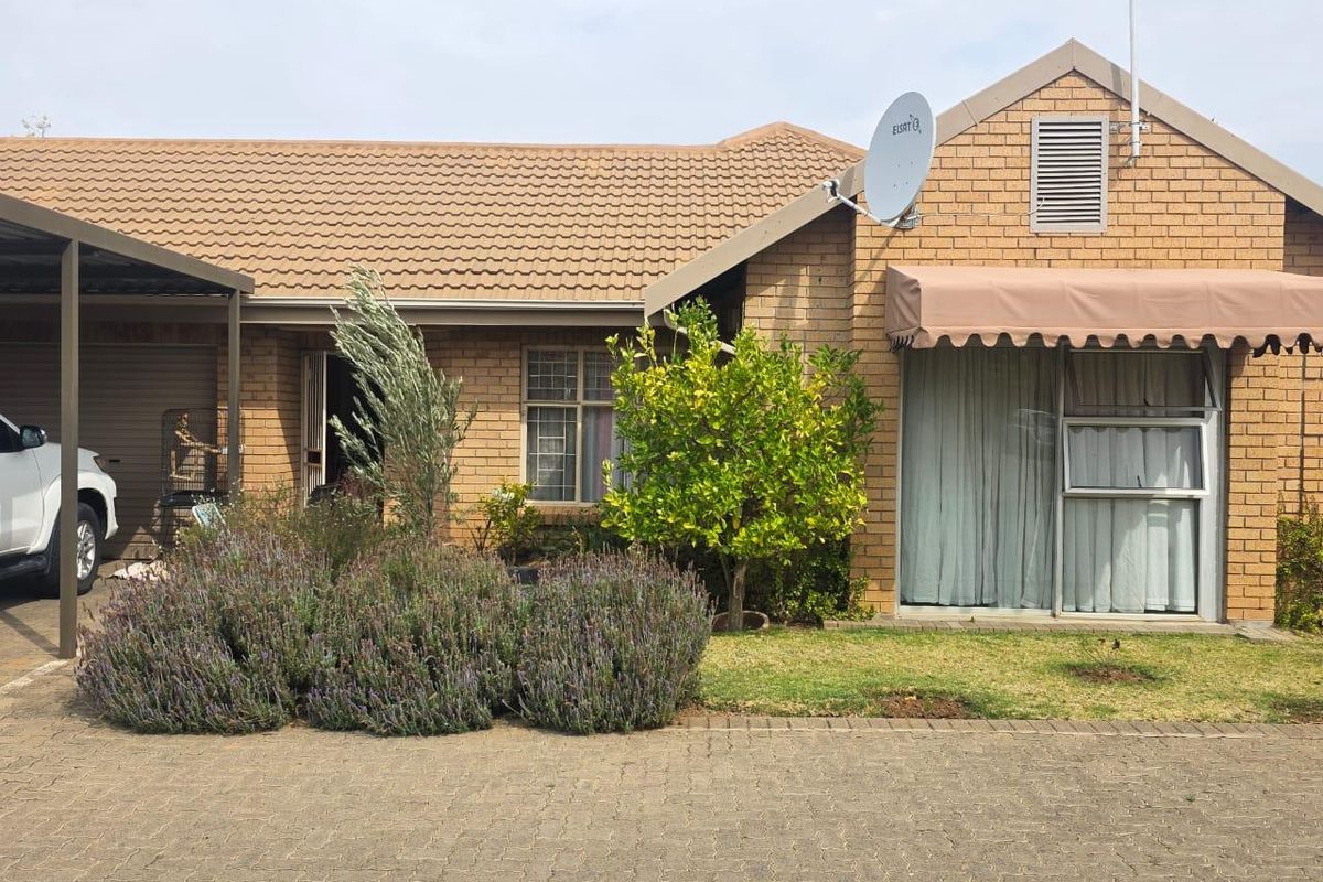 Beautiful 2-Bedroom Townhouse in Stellenryk Retirement Village - Photo 2