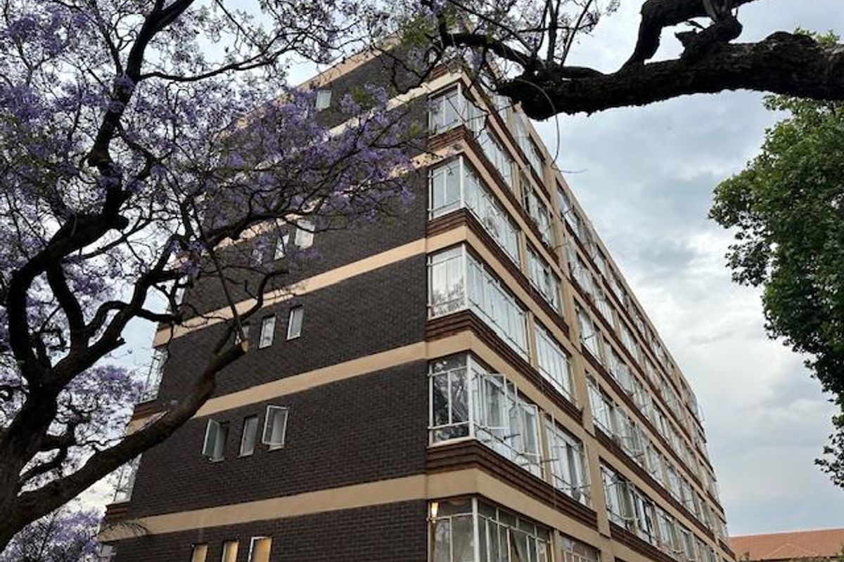 Spacious 4-Bedroom Apartment for Sale in Arcadia - Photo 2