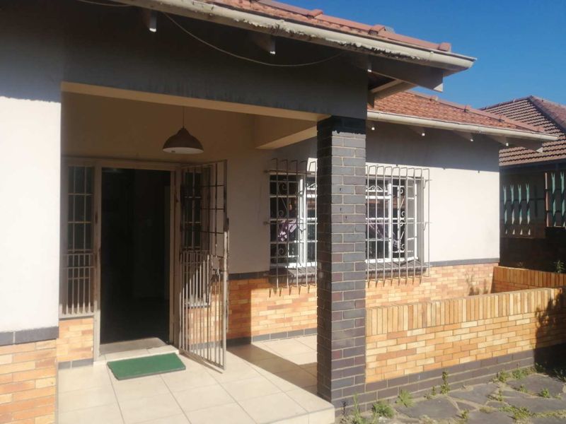 Spacious house in Linmeyer with a flatlet! - Photo 2
