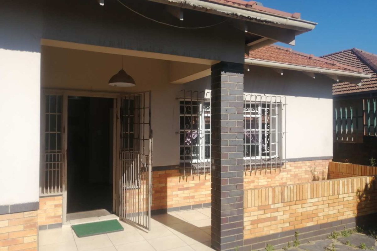Spacious house in Linmeyer with a flatlet! - Photo 2