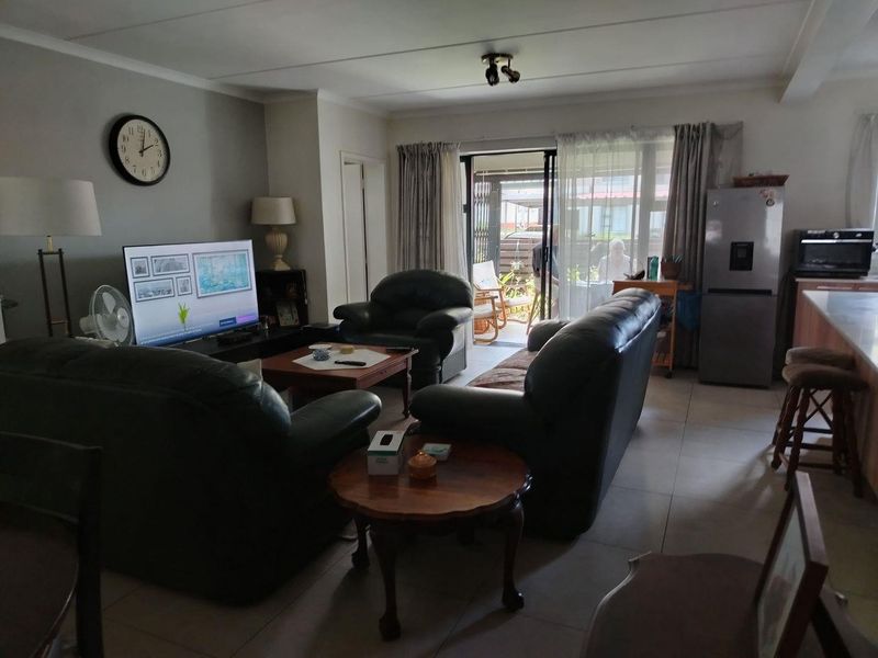 Modern Comfort Meets Easy Living - Photo 3