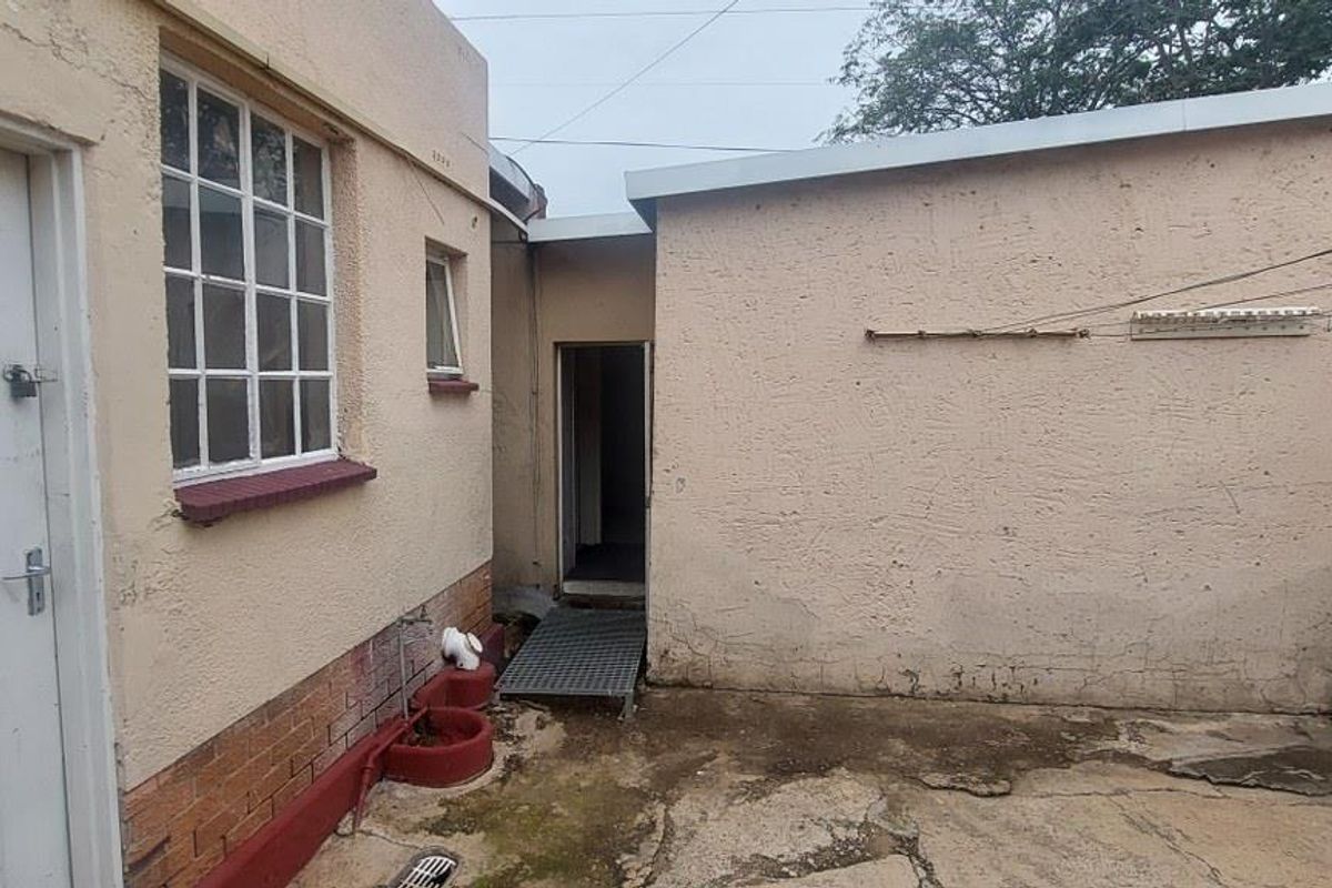 Multi-Dwelling Gem with Impressive Income Potential in Tulisa Park - Photo 5