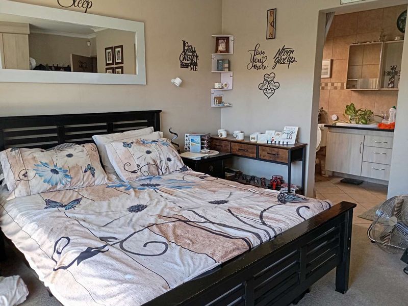 Beautiful 3-bedroom Townhouse in a well-maintained complex in Annlin. - Photo 9