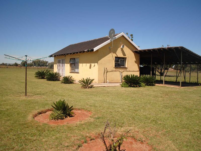 Bachelor Flat on a neat small holding (Available Plans for 2x 2 Bedroom Townhouses) - Photo 3