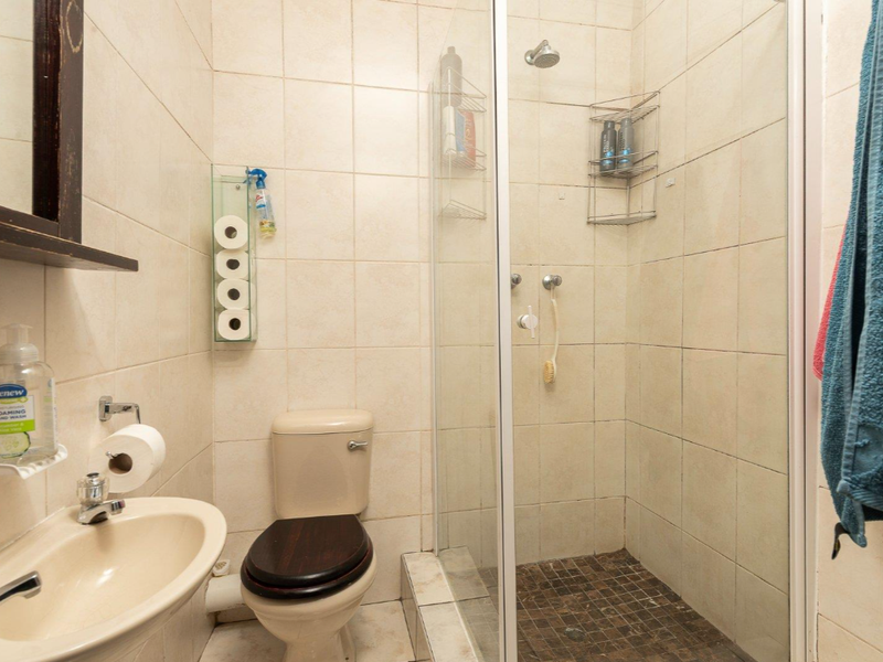 Spacious Family Home with a Separate Granny Flat in General Albertspark - Photo 9
