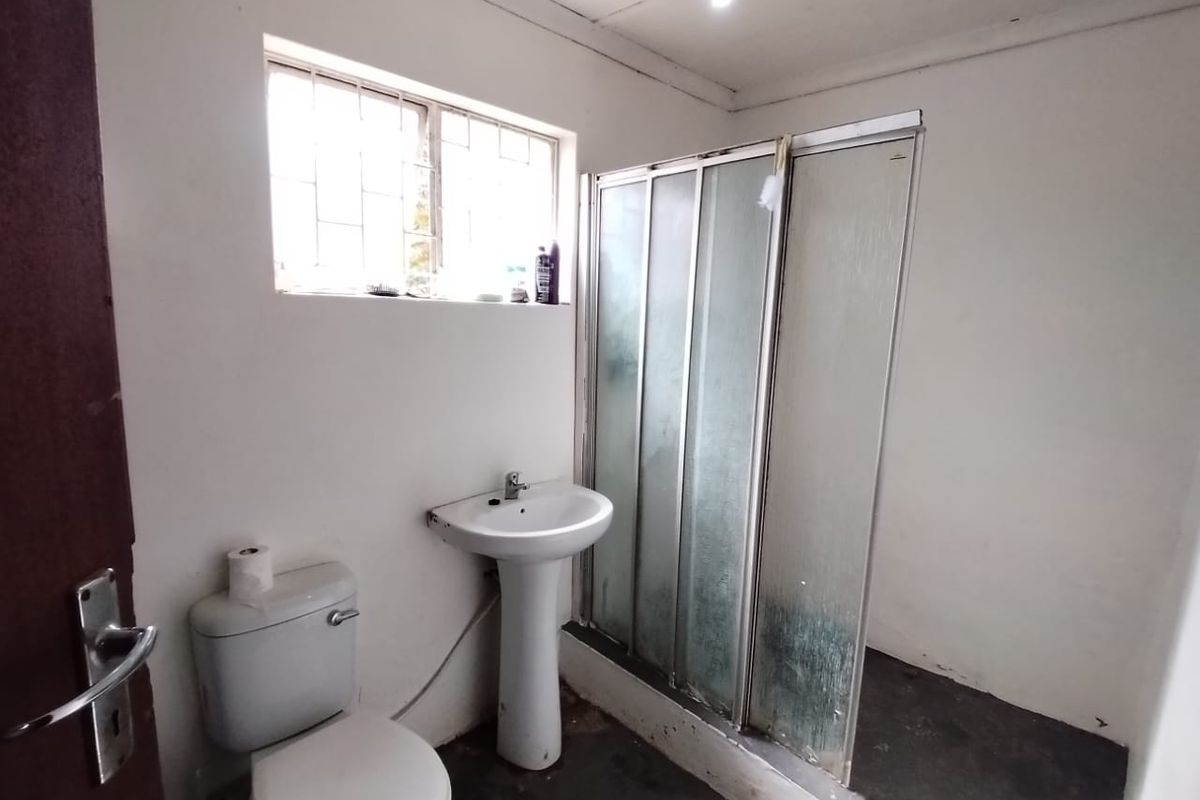 Fixer-upper with potential - Photo 2