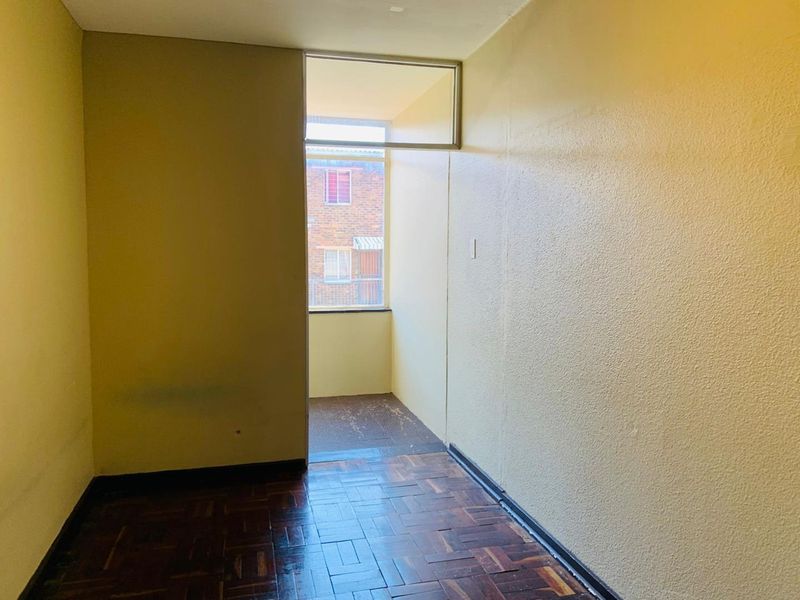 **Spacious 2 Bedroom Apartment for Shared Living** - Photo 4