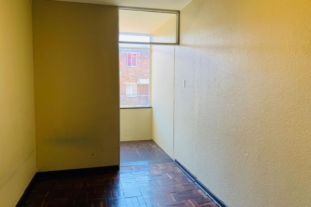 **Spacious 2 Bedroom Apartment for Shared Living** - Photo 4