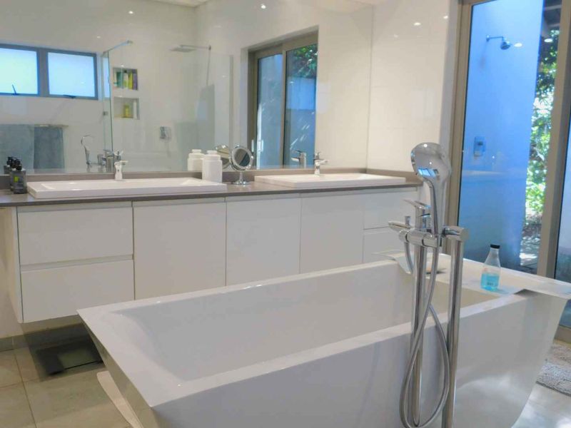 3 bedroom fully furnished home in Benmore Gardens - Photo 10