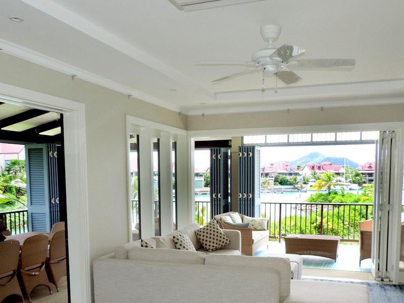 Exquisitely presented and immaculately kept top floor corner unit with wrap around views - Photo 4