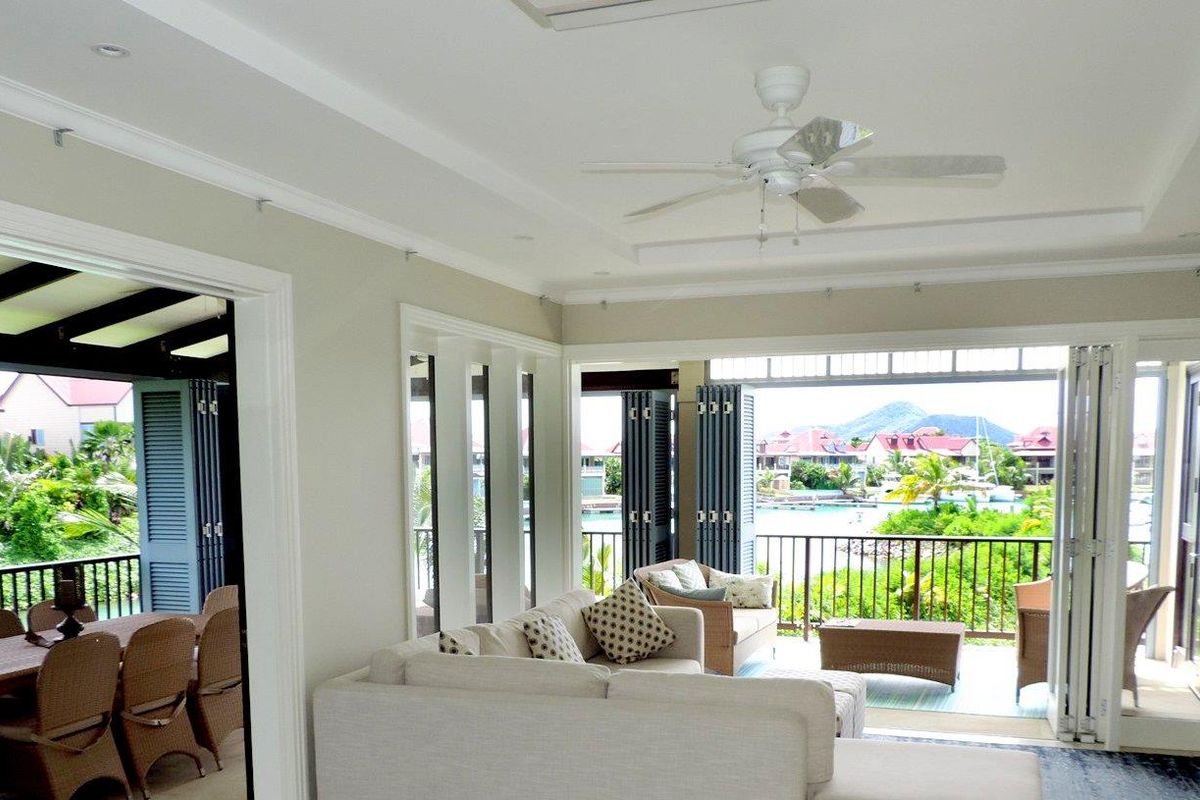 Exquisitely presented and immaculately kept top floor corner unit with wrap around views - Photo 4