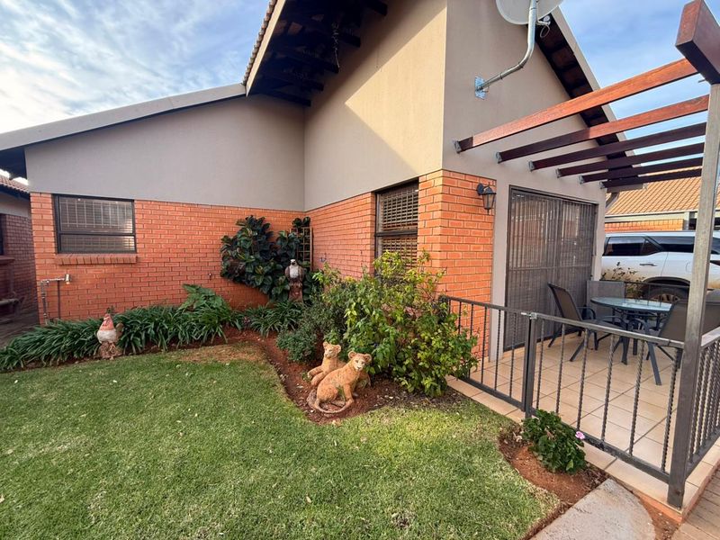 Peaceful Retirement Living in a Secure Lifestyle Village - Photo 2
