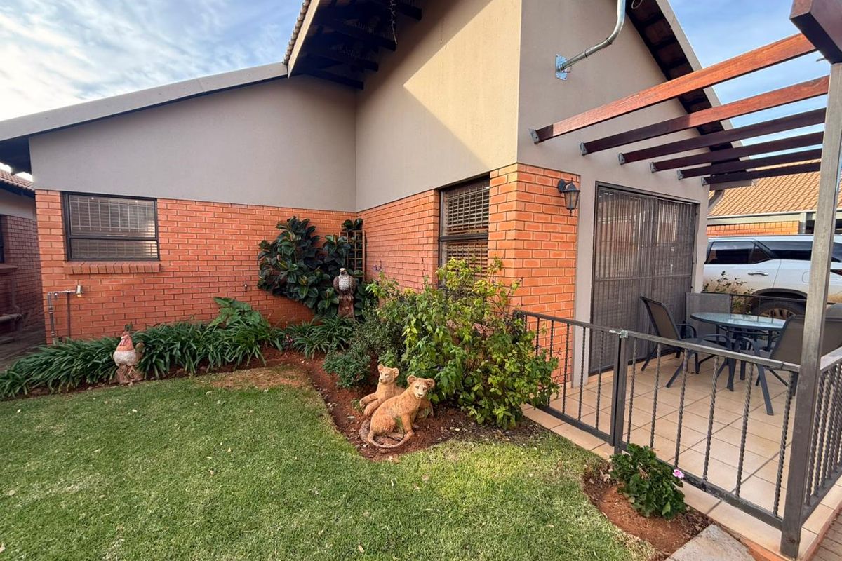 Peaceful Retirement Living in a Secure Lifestyle Village - Photo 2