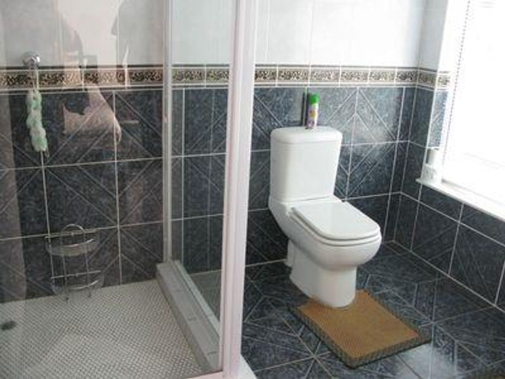 Flat: bathroom 