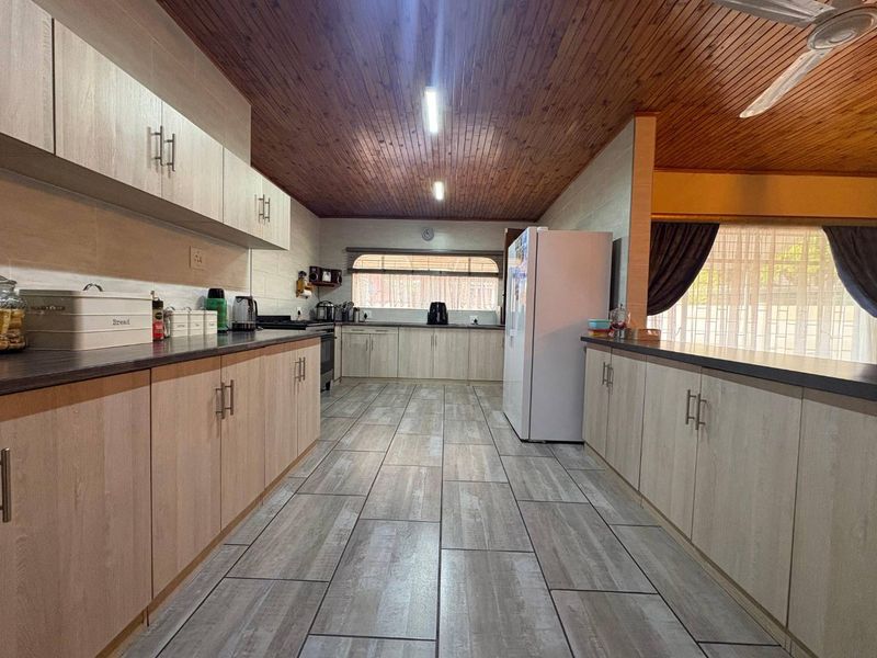 Immaculate Family Home with Exceptional Features & A Family's Dream Backyard - Photo 5