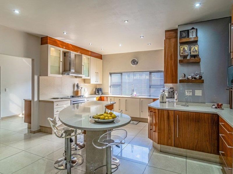 Elegant Dowerglen Ext 5 Home - Photo 8