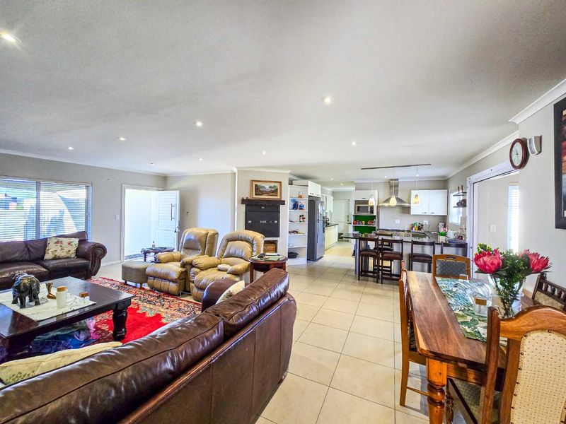 Modern family home for sale in Stilbaai-Wes. - Photo 8