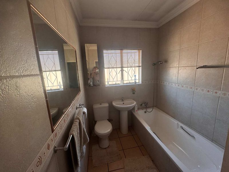 Large Family home with Flatlet for sale - Photo 9