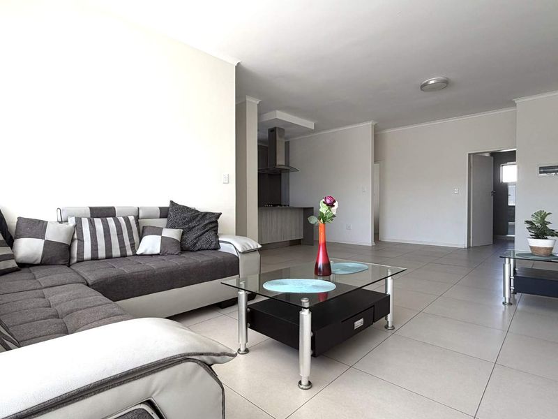 A spacious 3 bedroom, 2 bathroom in a secure estate. - Photo 2