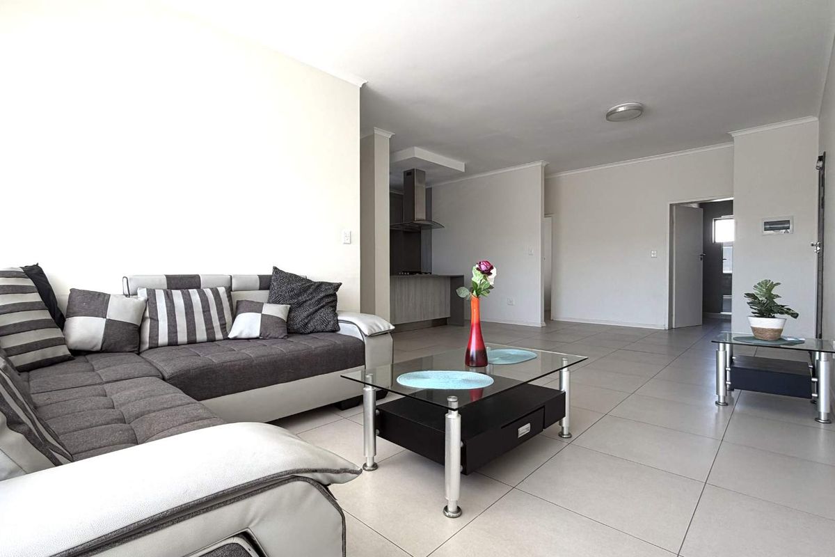 A spacious 3 bedroom, 2 bathroom in a secure estate. - Photo 2