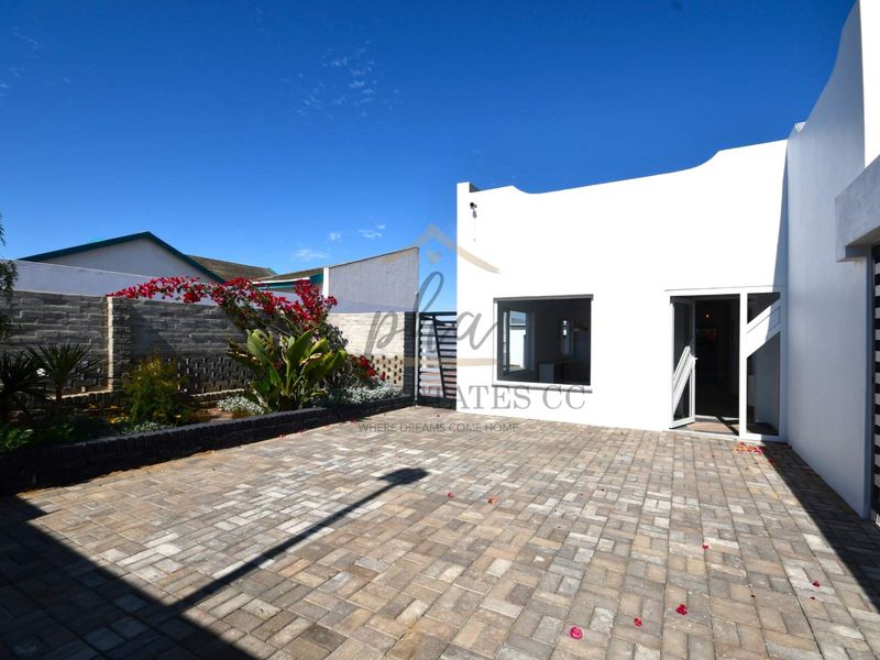 Immaculate Home with Bonus Bangalow - Photo 2