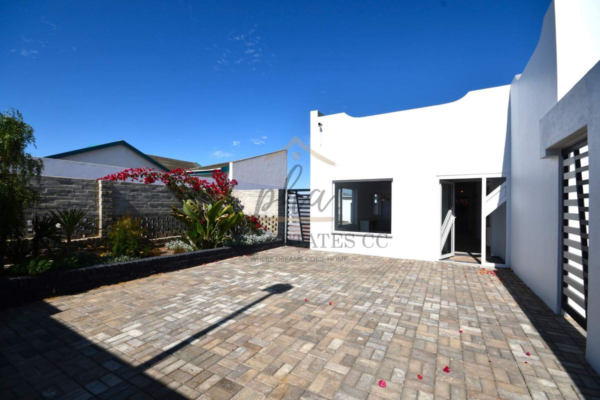 Immaculate Home with Bonus Bangalow - Photo 2